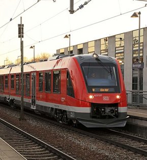 Ein Zug fährt in einen Bahnhof ein.